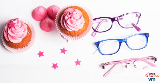 Las monturas rosas y violetas acompañas a gafas estilos ojos de gata y también con formas más cuadradas.